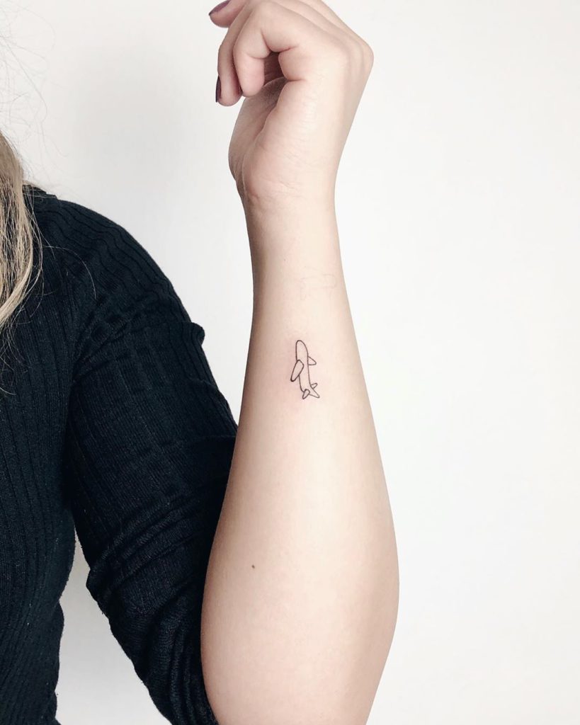 Tiny airplane tattoo on the wrist. | Tatuajes aviones, Tatuaje de la mano,  Pequeños tatuajes para la muñeca