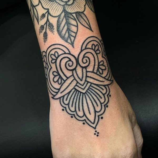 Mandala bracelet, Blackwork tattoo by <a href="https://tattoolist.co/artist/ngxtattoo/">ngxtattoo</a>