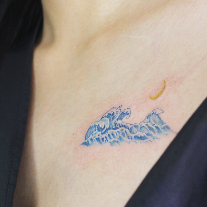 Wave Moon tattoo on Collarbone by Siihee