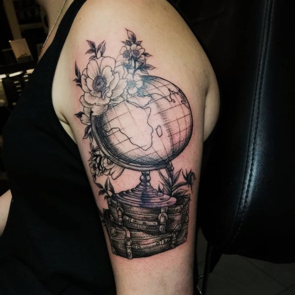 Tattoo by <a href="https://tattoolist.co/artist/snackbar_/">Nina</a>