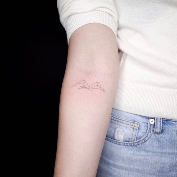 Simple outline of a wave by <a href="https://tattoolist.co/artist/tivas">Tivas</a>