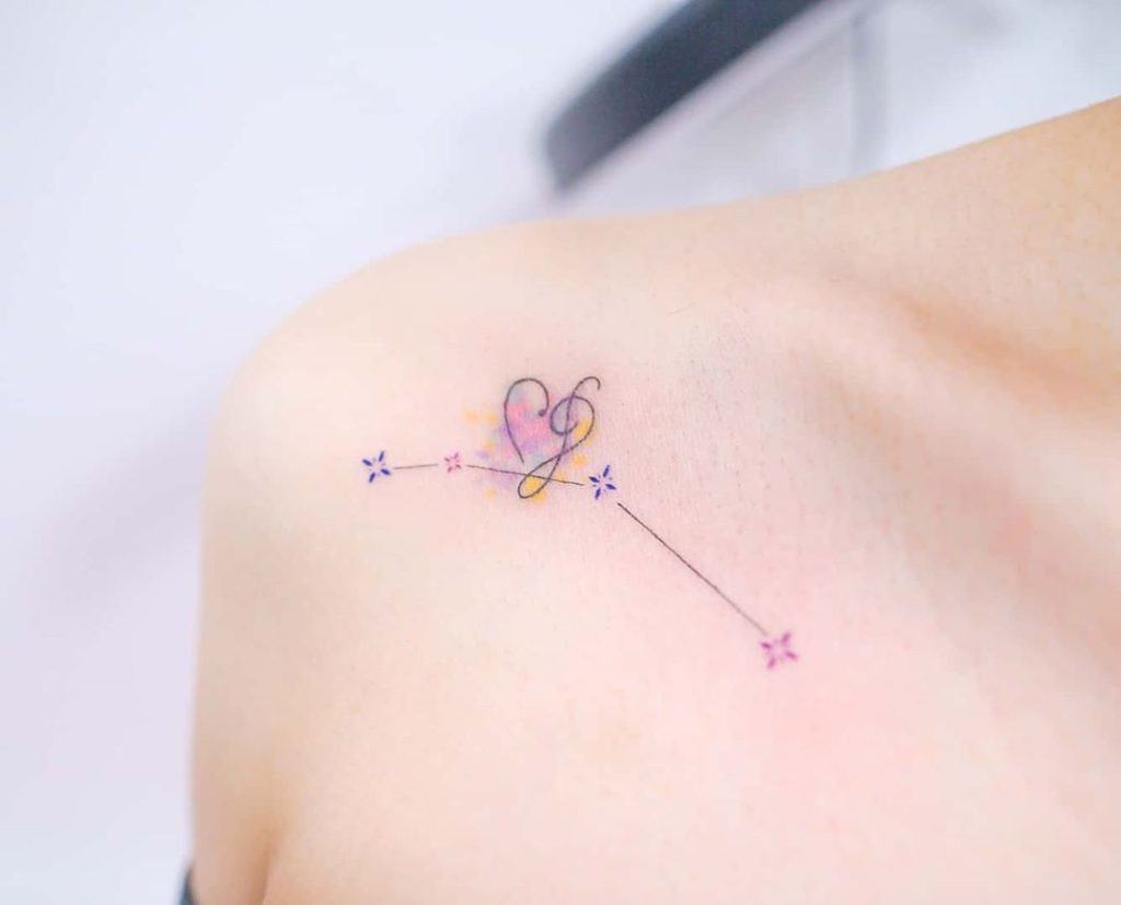 Fine line Aries constellation on the top of the shoulder  Tatuaje de aries  Tatuajes del símbolo de aries Tatuaje de la constelación aries
