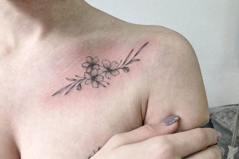 Best Collarbone Floral Tattoos For Your Inspiration